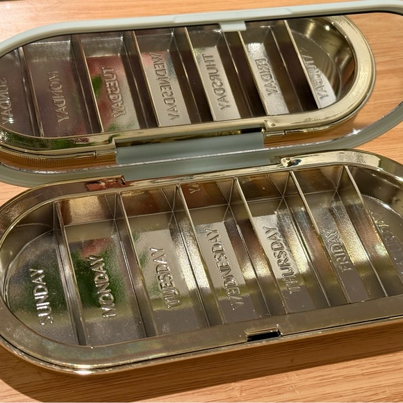 Dosey Seven Day Pill Compact in Sage Color NWOT - Picture 6 of 7